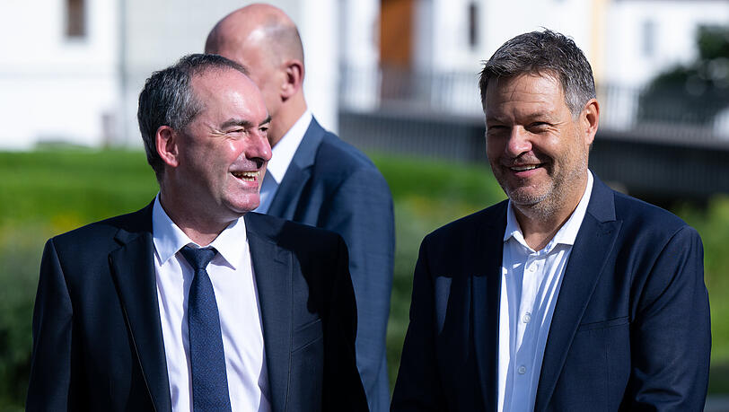 Bayerns Wirtschaftsminister Hubert Aiwanger (l., Freie Wähler) und Bundeswirtschaftsminister Robert Habeck (Grüne) bei der Wirtschaftsministerkonferenz (WMK) vor einigen Tagen.