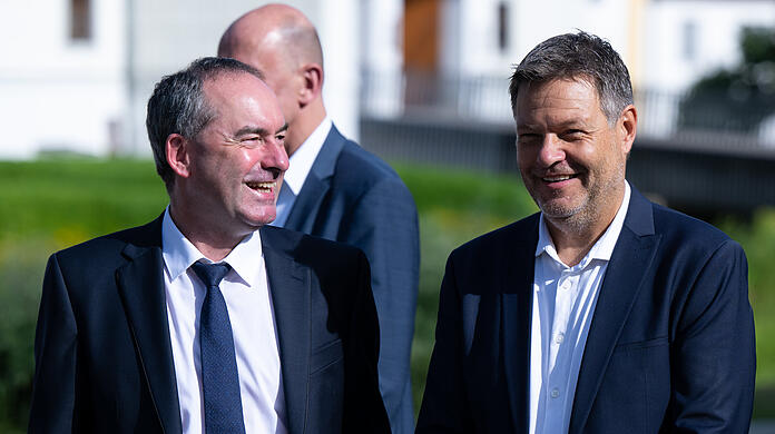 Bayerns Wirtschaftsminister Hubert Aiwanger (l., Freie Wähler) und Bundeswirtschaftsminister Robert Habeck (Grüne) bei der Wirtschaftsministerkonferenz (WMK) vor einigen Tagen.