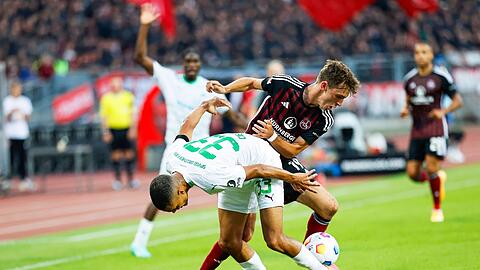 Nürnbergs Benjamin Goller (r) und Fürths Maximilian Dietz in Aktion.