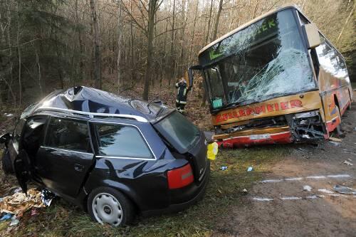 Der Audi und der Bus wurden völlig zerstört. Für den Fahrer des Pkw gab es keine Rettung.