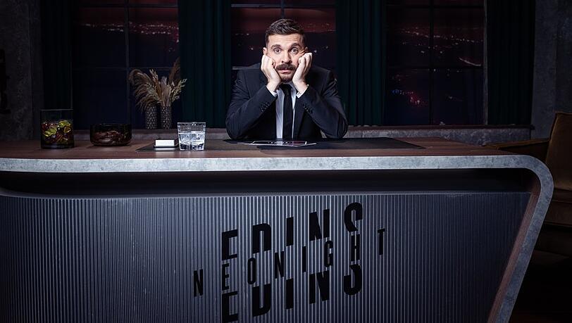 Edin Hasanovic am Schreibtisch seiner Late-Night-Show "Edins Neo Night".