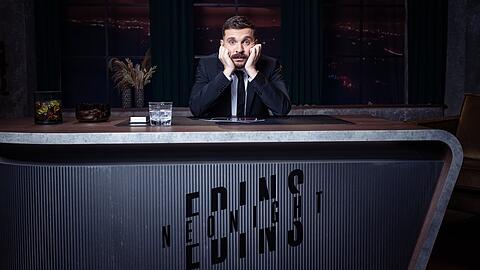 Edin Hasanovic am Schreibtisch seiner Late-Night-Show "Edins Neo Night".