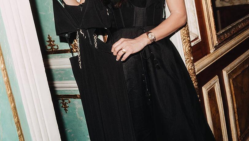 F&uuml;r den guten Zweck: Ana Ivanovic trennt sich von ihren Lieblingsteilen, wie diesem schwarzen Designerkleid.