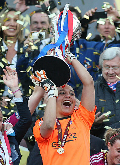 Sie haben's geschafft: Die Spielerinnen von Olympique Lyon haben sich den Pokal geholt - und im Münchner Olympiastadion gebührend gefeiert.