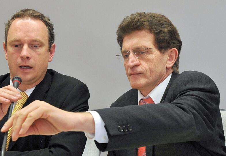 Der Haushaltsexperte, Georg Winter (CSU), Schwaben: Der ehemalige Vorsitzende des Haushaltsausschusses hat ab 1. November 2000 seine beiden Söhne beschäftigt. Sie waren damals 13 und 14 Jahre alt. Der Landtag beurteilt das inzwischen als rechtswidrig. Winter zahlte über 90000 Euro zurück an das Landtagsamt. Den Ausschussvorsitz musste er abgeben. Bei der Landtagswahl aber darf er wieder kandidieren. Seine schwäbische CSU-Basis feiert ihn mit Standing Ovations.