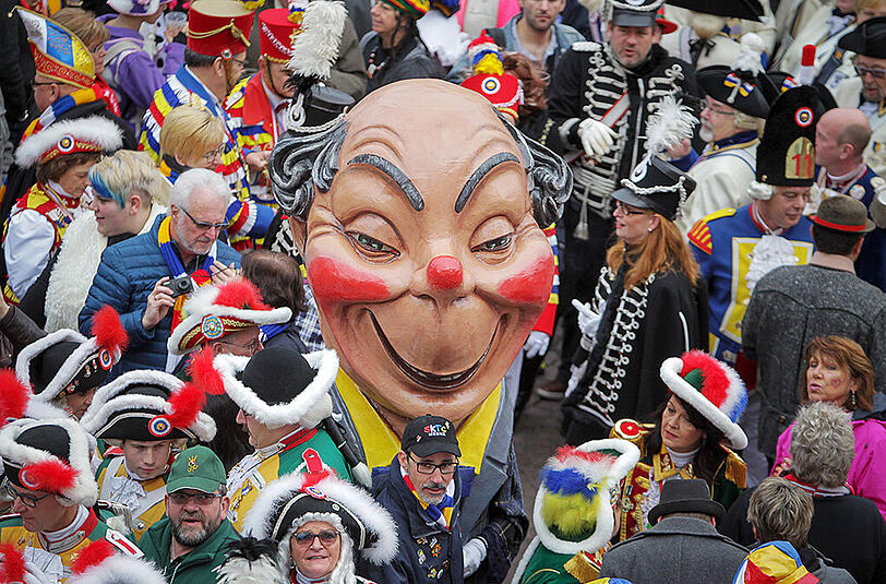 Ein einzelner "Schwellkopp" des Mainzer Carneval Vereins (MCV) zieht am 11.11.2015 zum Start der Fastnachtssaison am Fastnachtsbrunnen in Mainz (Rheinland-Pfalz) durch die feiernde Menge.