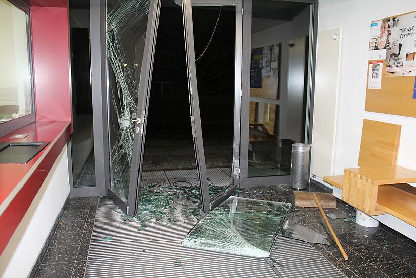 An der Polizeiwache enstand ein Schaden im fünfstelligen Bereich.