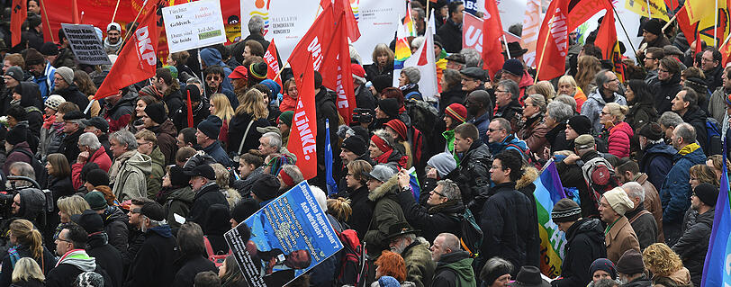 Bilder von der Siko-Gegendemo in München: Vom Stachus ging es über den Odeonsplatz zum Marienplatz. Laut Polizei haben rund 1.500 Personen teilgenommen.