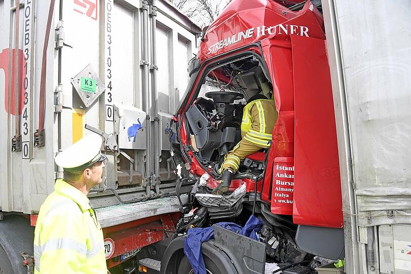 Mega-Stau auf der A9 Richtung Nürnberg - die Bilder vom Bergungseinsatz am Donnerstag.