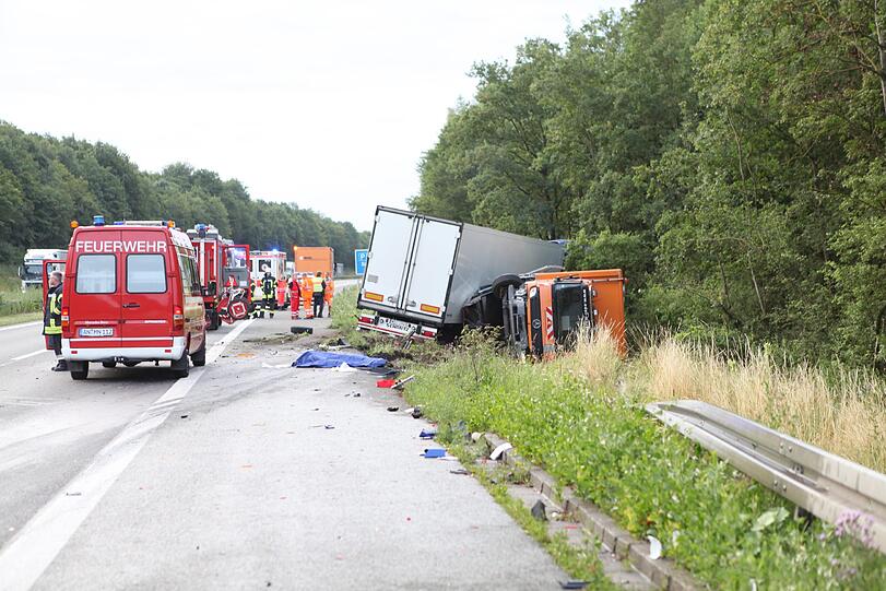 Schwerer Lkw-Unfall auf der A6 bei Ansbach endet tödlich.
