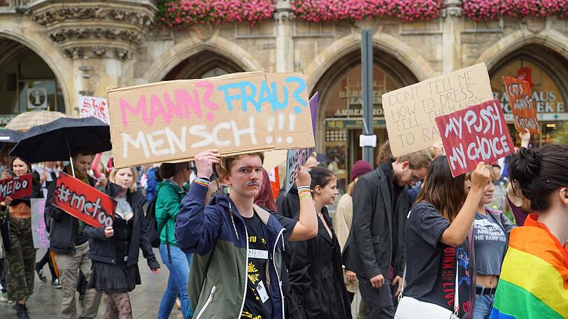 Slutwalk 2018 in München: Frauen und Männer kämpfen gemeinsam gegen Sexismus in der Gesellschaft und fordern sexuelle Selbstbestimmung für alle.