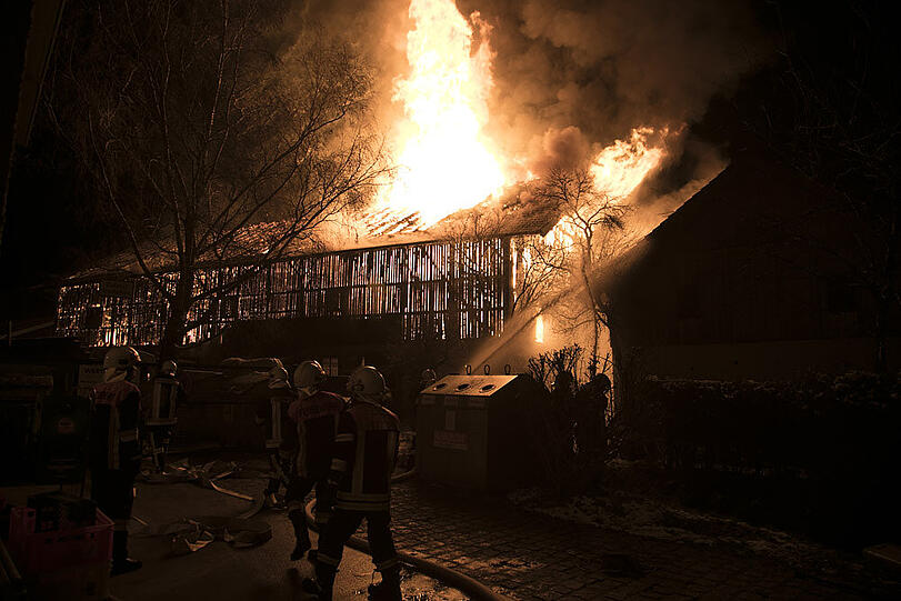 Am frühen Samstagabend stand eine Stallung in Tengling in Flammen.