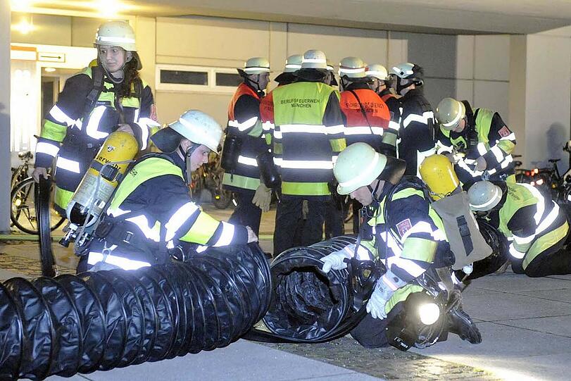 Die Feuerwehr setzte große Entrauchungsanlagen ein.