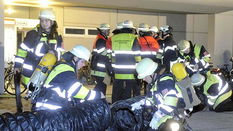 Die Feuerwehr setzte große Entrauchungsanlagen ein. Die Feuerwehr setzte große Entrauchungsanlagen ein.