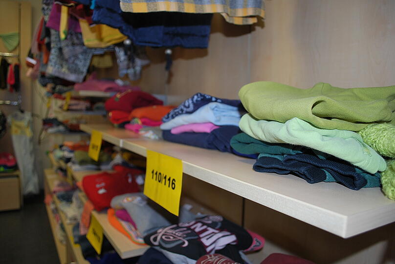 Die Diakonie betreibt im Hasenbergl einen Secondhand-Laden für Kinderkleidung.
