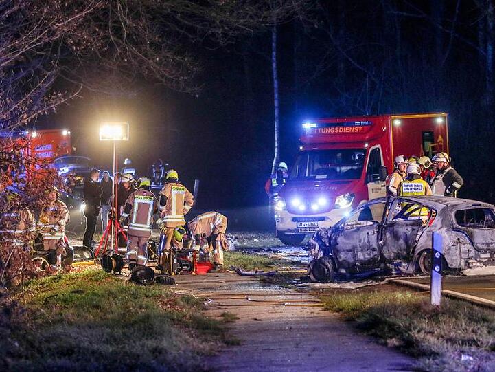 Den Unfall mit fünf Toten in Stolberg bei Aachen kurz vor Weihnachten hat den Ermittlern zufolge ein Autofahrer verursacht, weil er von einer Radaranlage nicht geblitzt werden wollte.