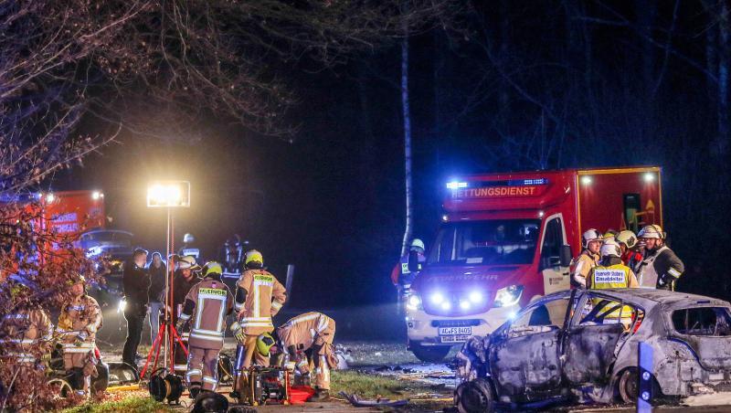Den Unfall mit fünf Toten in Stolberg bei Aachen kurz vor Weihnachten hat den Ermittlern zufolge ein Autofahrer verursacht, weil er von einer Radaranlage nicht geblitzt werden wollte. Den Unfall mit fünf Toten in Stolberg bei Aachen kurz vor Weihnachten hat den Ermittlern zufolge ein Autofahrer verursacht, weil er von einer Radaranlage nicht geblitzt werden wollte.