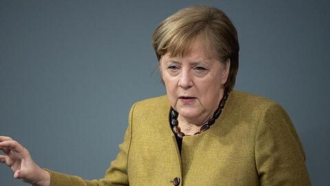 Bundeskanzlerin Angela Merkel nimmt im Bundestag Stellung zu den Ergebnissen der Bund-Länder-Runde.