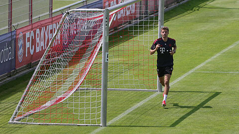 Früher als geplant im Bayern-Training: Thomas Müller dürfte für die Münchner Pflichtspiel-Generalprobe gegen den SSC Neapel am Samstag schon eingeplant sein.