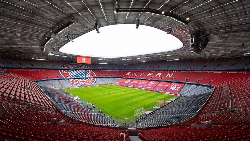 Die Tribünen der Allianz Arena sind für die Zuschauer vor dem Spiel leer.