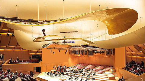 Stephan Braunfels schlägt vor, die Akustik der Philharmonie durch ein Segel, seitliche Wände und eine Verringerung des Raumvolumens akustisch zu verbessern.