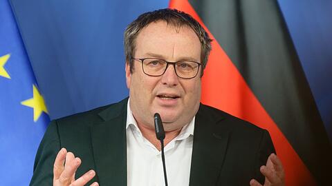 "Die Gefahr weiterer Sperrungen ist real", sagt NRW-Verkehrsminister Oliver Krischer (Gr&uuml;ne). (Archivbild)