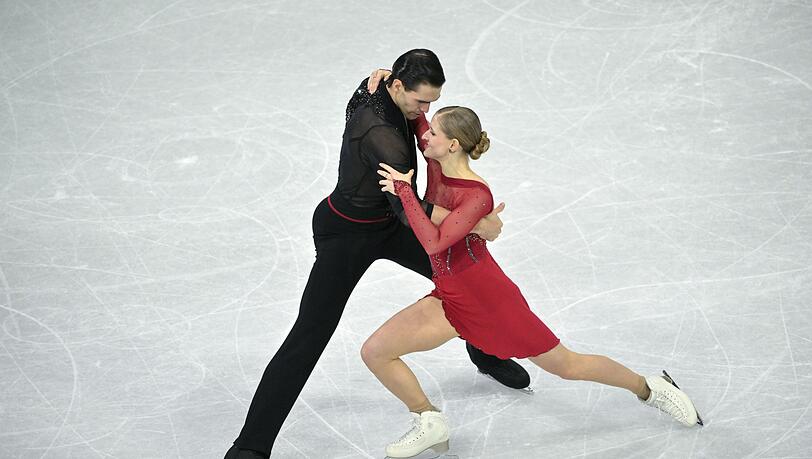 Für das deutsche Paarlauf-Duo Minerva Hase (r) und Nikita Volodin (l) ist Gold greifbar.