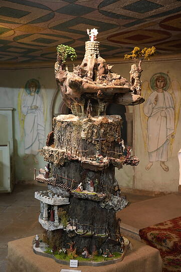 Um einen hohlen Apfelbaumstamm herum, hat J&uuml;rgen Milla den Kreuzweg gestaltet. So konnte er die Stationen in der richtigen Abfolge darstellen und der Betrachter muss drumherum gehen.