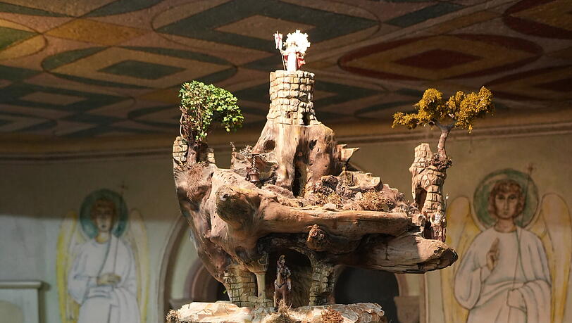 Um einen hohlen Apfelbaumstamm herum, hat J&uuml;rgen Milla den Kreuzweg gestaltet. So konnte er die Stationen in der richtigen Abfolge darstellen und der Betrachter muss drumherum gehen.