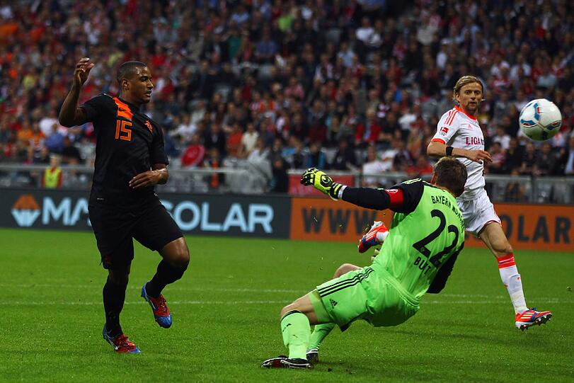 Jörg Butt, Note 3
Feine Handball-Torwart-Fußabwehr des Kapitäns gegen Huntelaars Flachschuss (10.). Machtlos gegen die Treffer von Huntelaar und Narsingh. Ansonsten: fast so wenig Bewegung wie künftig am Schreibtisch.
