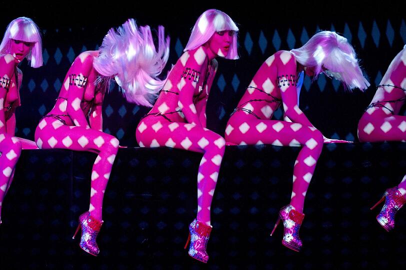 "Crazy Horse Cabaret" begeistert weltweilt mit seiner heißen Show.