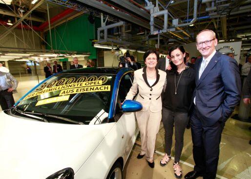 Der dreimillionste Opel aus Eisenach ist ein Adam &ndash; hier mit Thüringens Ministerpräsidentin Christine Lieberknecht, Adam-Cup-Fahrerin Lina Van de Mars und Opel-Vorstandschef Karl-Thomas Neumann.