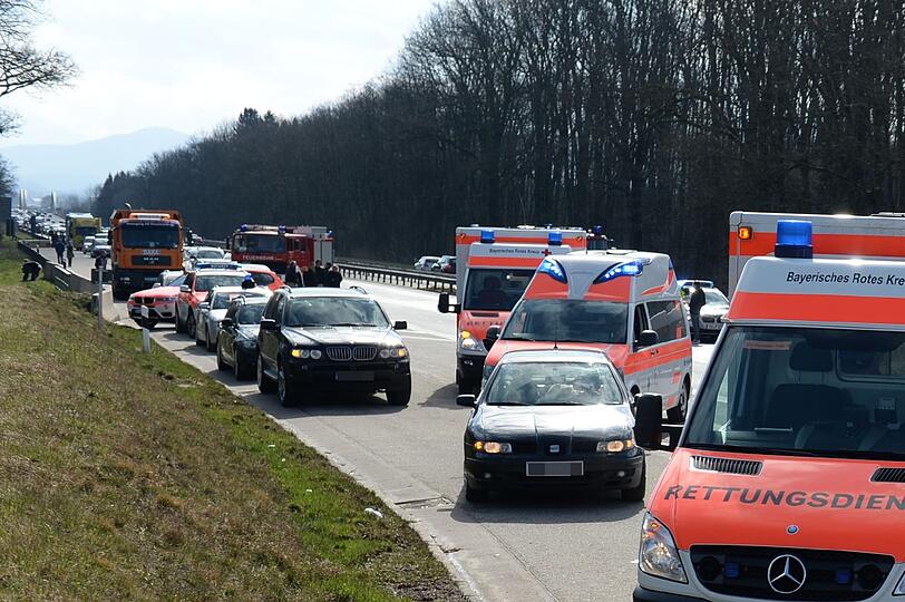 Am Freitag kam es auf der A8 zu einem folgen schweren Unfall eines Porsche-Fahrers.