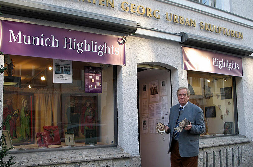 Georg Urban und sein Laden. Das Haus ist derzeit eingerüstet.