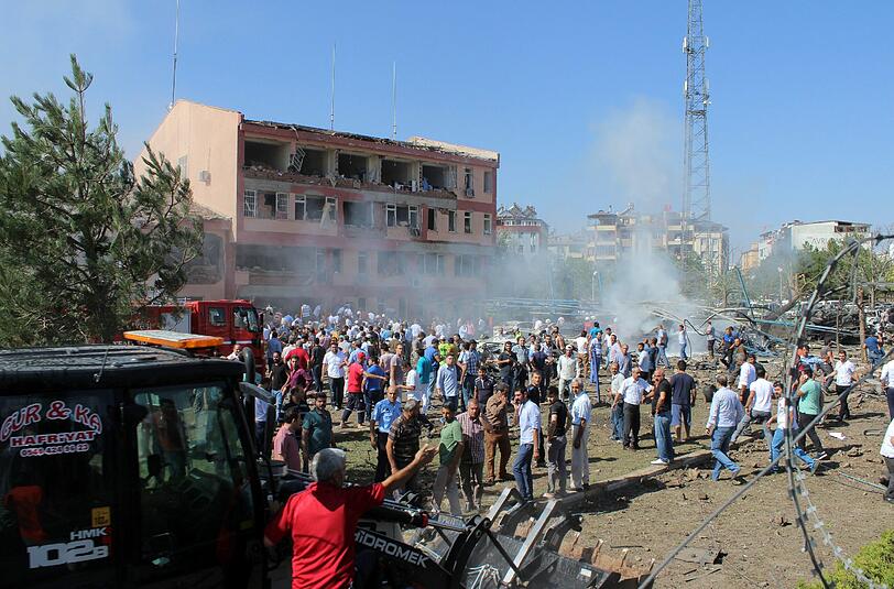 Nach einem Autobombenanschlag in der Provinzhauptstadt Elazig versuchen Helfer den Verletzten zu helfen. Foto: Str