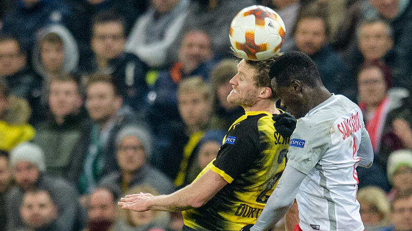 Kampf um die Lufthoheit: André Schürrle von Borussia Dortmund (l) und Diadie Samassekou von FC Salzburg.