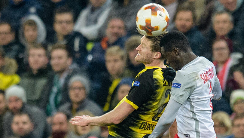 Kampf um die Lufthoheit: André Schürrle von Borussia Dortmund (l) und Diadie Samassekou von FC Salzburg. Kampf um die Lufthoheit: André Schürrle von Borussia Dortmund (l) und Diadie Samassekou von FC Salzburg.
