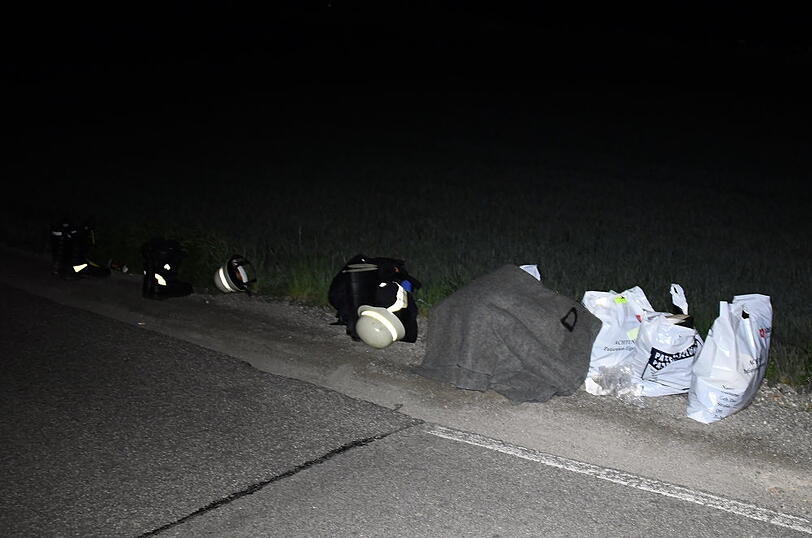 In Ergoldsbach sind nach einem Traktor-Unfall rund 3.000 Liter Pflanzenschutzmittel in einen kleinen Bach geflossen - acht Einsatzkräfte klagten im Anschluss über Beschwerden.