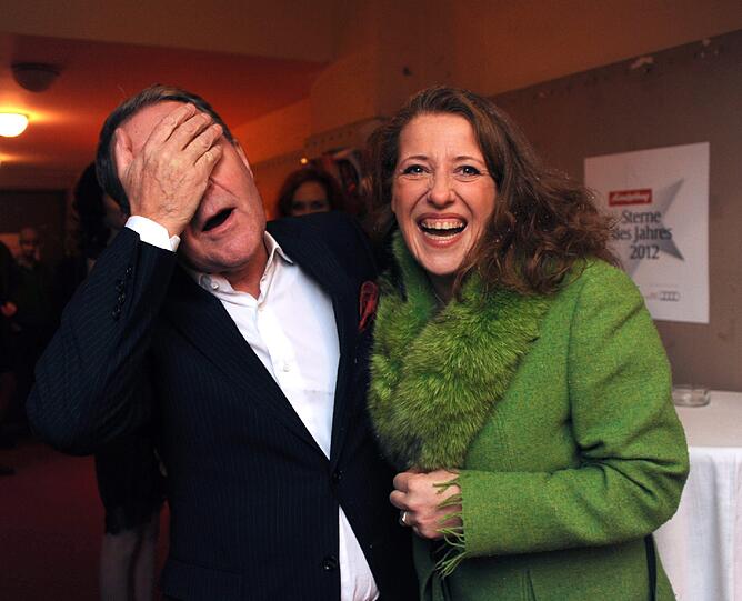 Kunstminister Wolfgang Heubisch mit Kabarettistin Luise Kinseher, die ihn bald als Bavaria derbleckt.