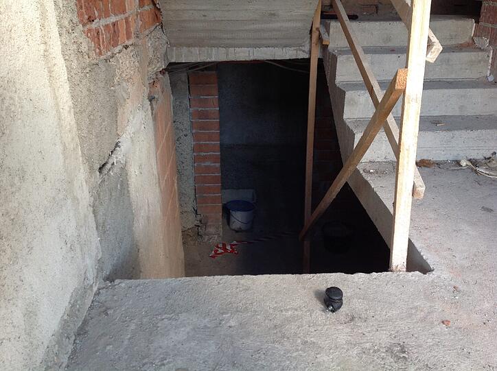 Der Eingang in einen Keller. Hier wurde offensichtlich schon ein bisschen was herausgerissen.