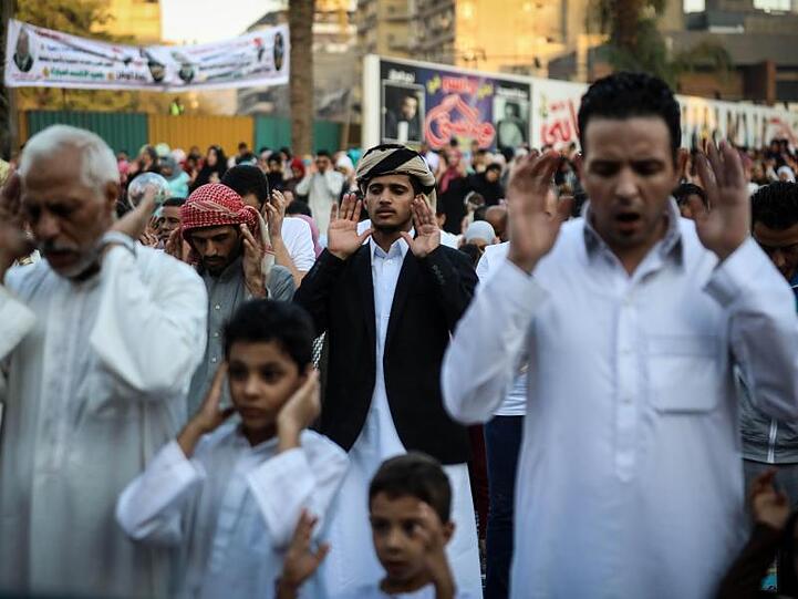 Am ersten Tag des Opferfests versammeln sich Muslime zu einem besonderen Gebet - so wie hier in Kairo.