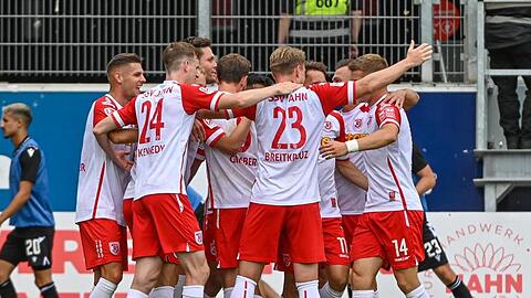 Die Mannschaft von Regensburg feiert den Führungstreffer gegen Sandhausen.
