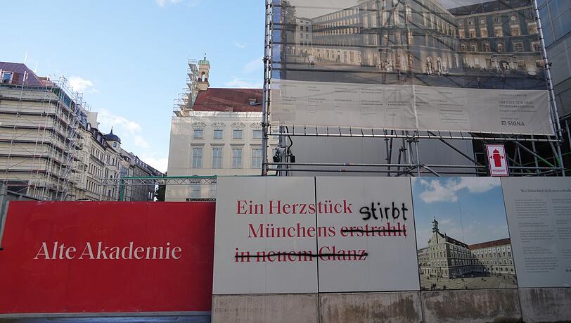 Die Baustelle steht und der Bauzaun bleibt – das ist kein seltenes Bild in München wie hier an der Benko-Pleite Alte Akademie. Die Baustelle steht und der Bauzaun bleibt – das ist kein seltenes Bild in München wie hier an der Benko-Pleite Alte Akademie.