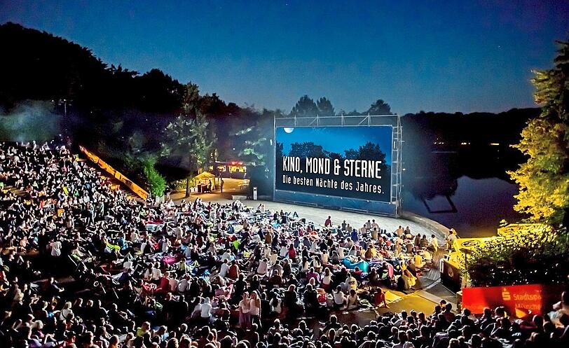 Romantisch: Die Seebühne mit Zuschauern bei "Kino, Mond & Sterne".  Foto: Günter Lenz