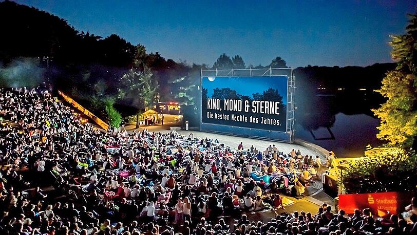 Romantisch: Die Seebühne mit Zuschauern bei "Kino, Mond & Sterne". Foto: Günter Lenz Romantisch: Die Seebühne mit Zuschauern bei "Kino, Mond & Sterne". Foto: Günter Lenz