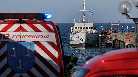 Ein Großeinsatz der Feuerwehr soll verhindern, dass das Schiff sinkt.