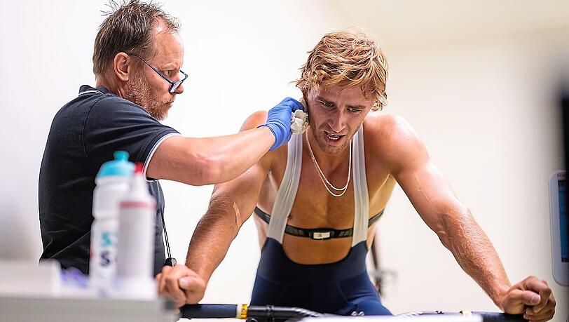 O’zapft is: Markus Eisenschmid (M.) gibt beim Belastungstest eine Blutprobe ab. Auch Konrad Abeltshauser zeigte sich auf dem Radl Watt-stark.