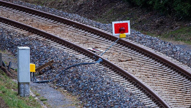 Kabel an Bahnstrecke in Oberbayern angezündet