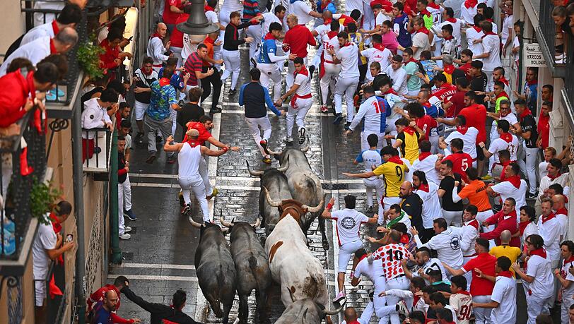 Die Stierhatz von Pamplona wird im spanischen Fernsehen gleich von mehreren Sendern jeden Tag live übertragen. (Archivbild) Die Stierhatz von Pamplona wird im spanischen Fernsehen gleich von mehreren Sendern jeden Tag live übertragen. (Archivbild)