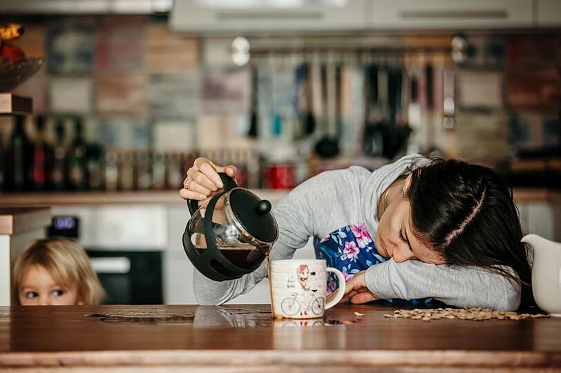Viele Menschen brauchen morgens ihre Tasse Kaffee, um &uuml;berhaupt in Gang zu kommen. Die Frage, wie viel Kaffee gesundheitlich akzeptabel ist, wird hei&szlig; diskutiert und der schlechte Ruf von Koffein h&auml;lt sich wacker. So steht der Wachmacher im Verdacht, Herzrasen, Nervosit&auml;t und Schlaflosigkeit zu verursachen. Doch neuere Studien bestreiten das.